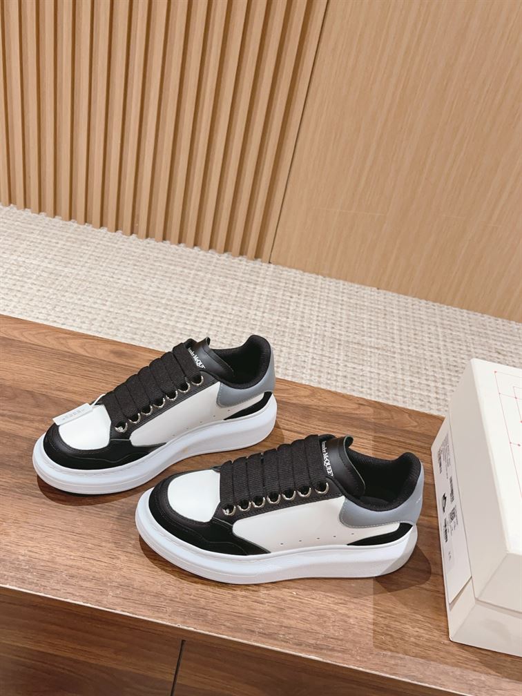 ALEXANDER MCQUEEN OVERSIZED SNEAKER IN BLACK/WHITE - ALD039