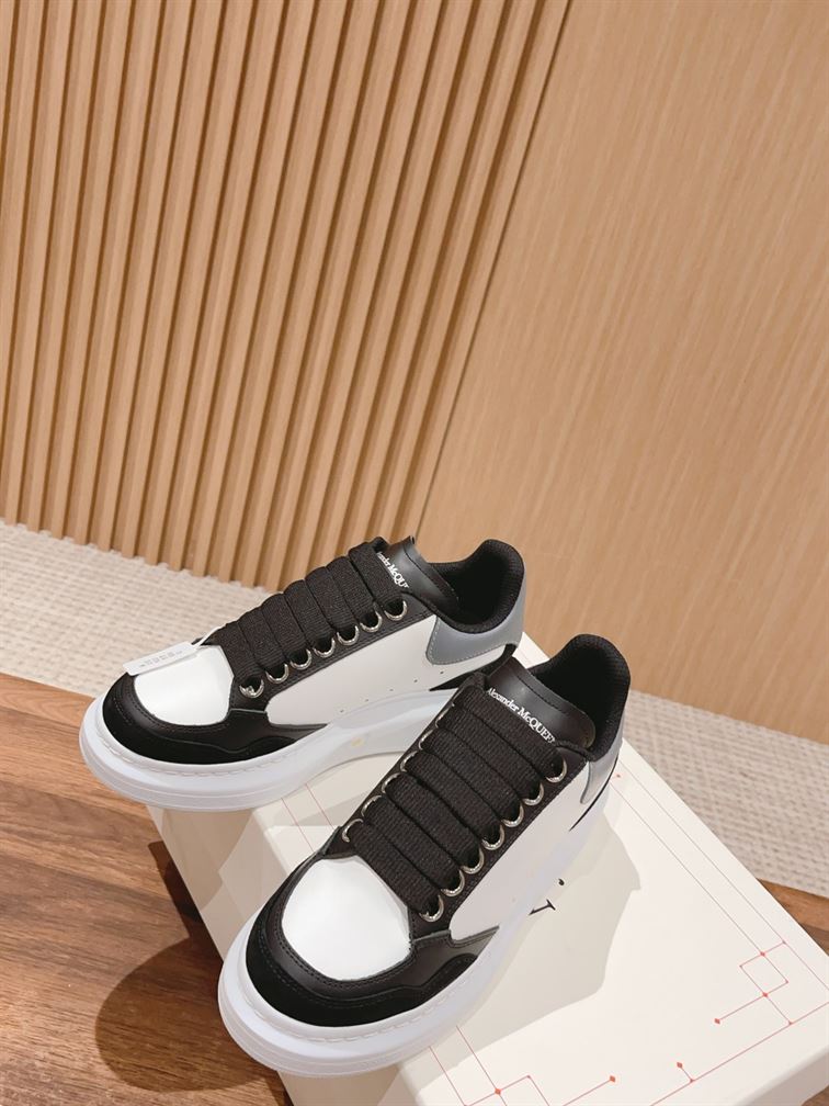 ALEXANDER MCQUEEN OVERSIZED SNEAKER IN BLACK/WHITE - ALD039