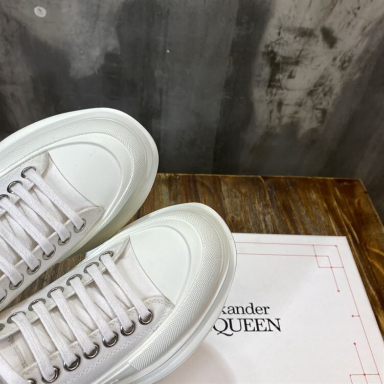 ALEXANDER MCQUEEN TREAD SLICK LOW TOP SNEAKER - ALD011