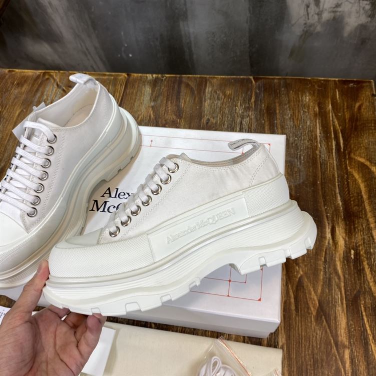 ALEXANDER MCQUEEN TREAD SLICK LOW TOP SNEAKER - ALD011