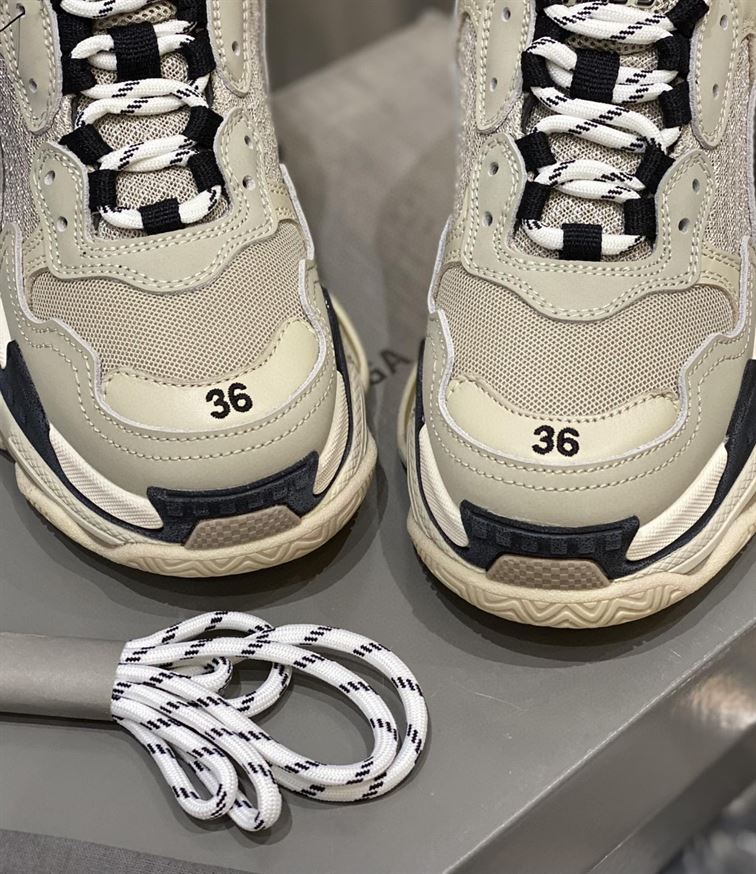 BALENCIAGA TRIPLE S SNEAKERS IN GREY AND BLACK - BLA020