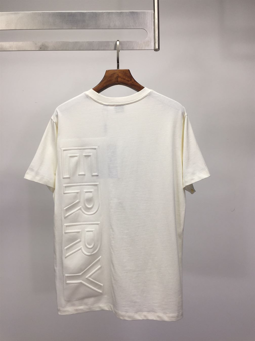 BURBERRY EMBOSSED LOGO COTTON OVERSIZED T-SHIRT - BRS024