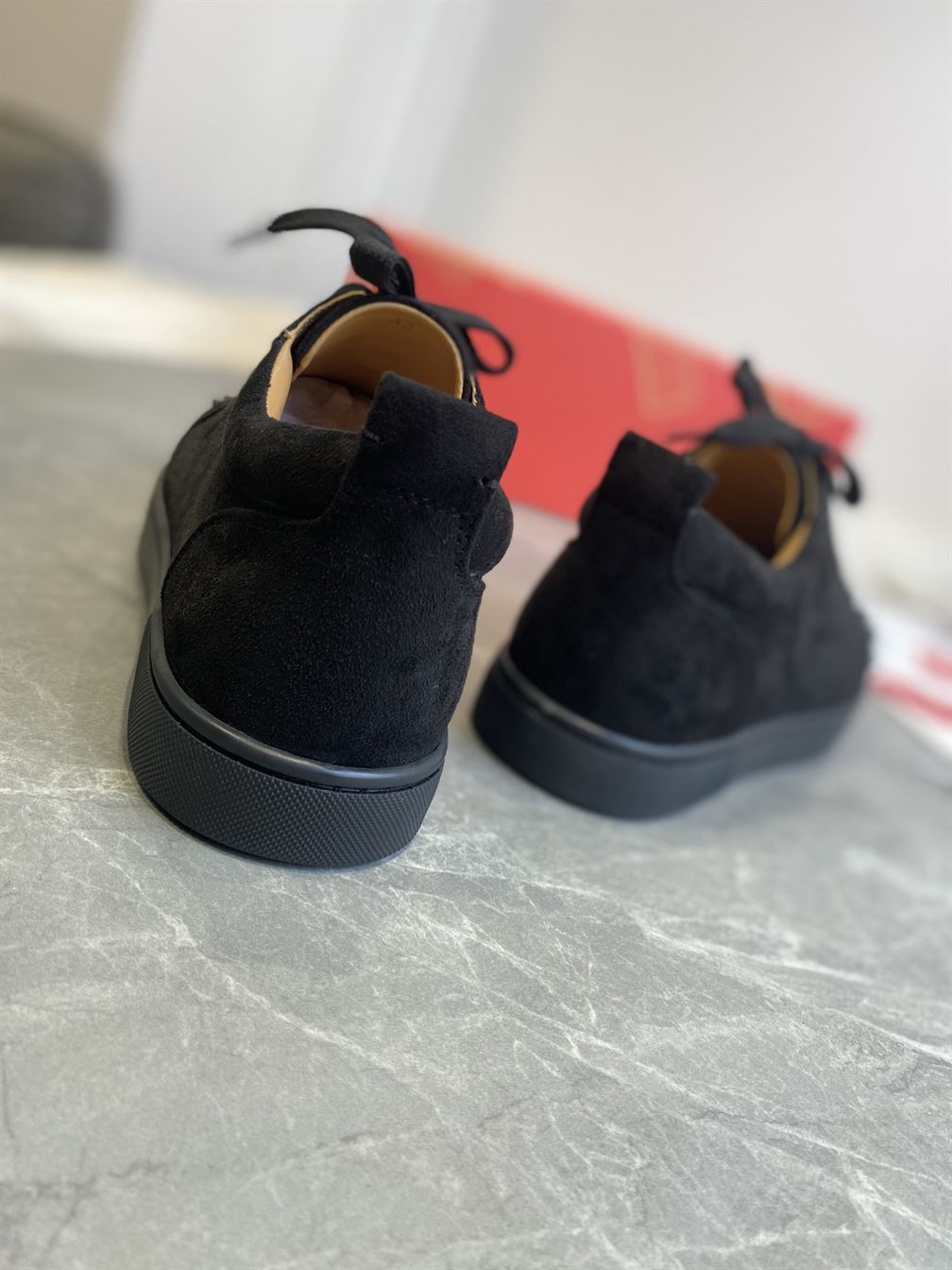 CHRISTIAN LOUBOUTIN LOW TOP SNEAKER - CLS001