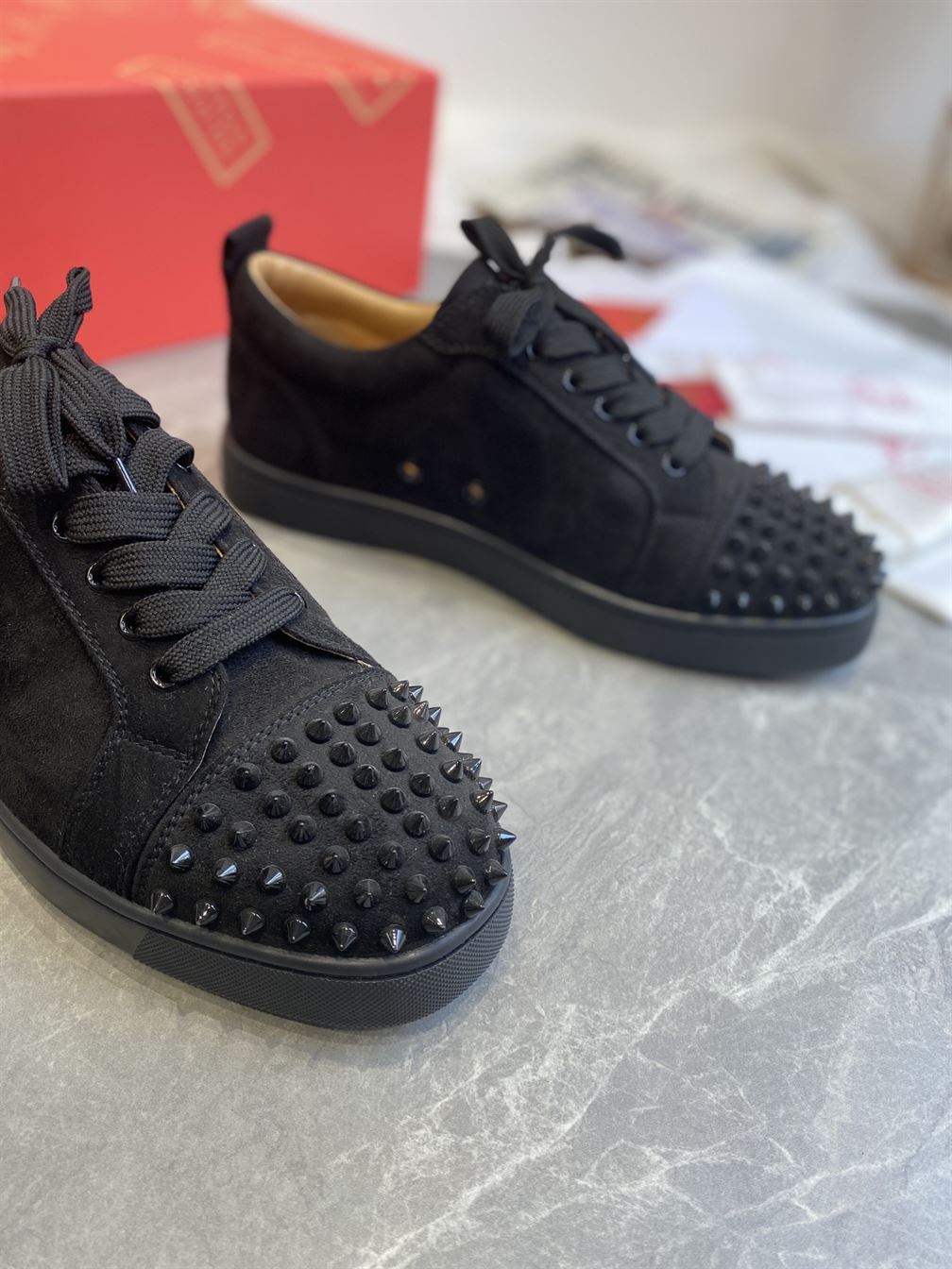 CHRISTIAN LOUBOUTIN LOW TOP SNEAKER - CLS001