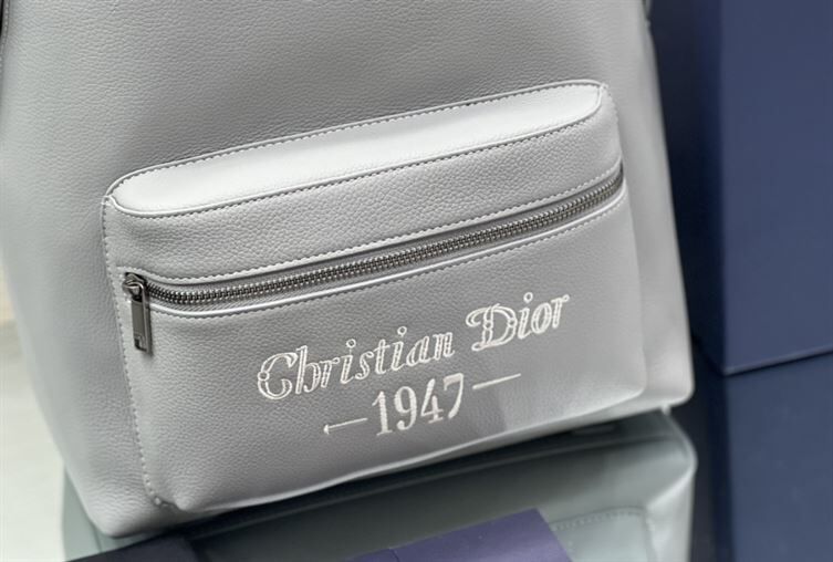 DIOR RIDER BACKPACK GRAY GRAINED CALFSKIN WTIH "CHRISTIAN DIOR 1947" SIGNATURE - DIO023