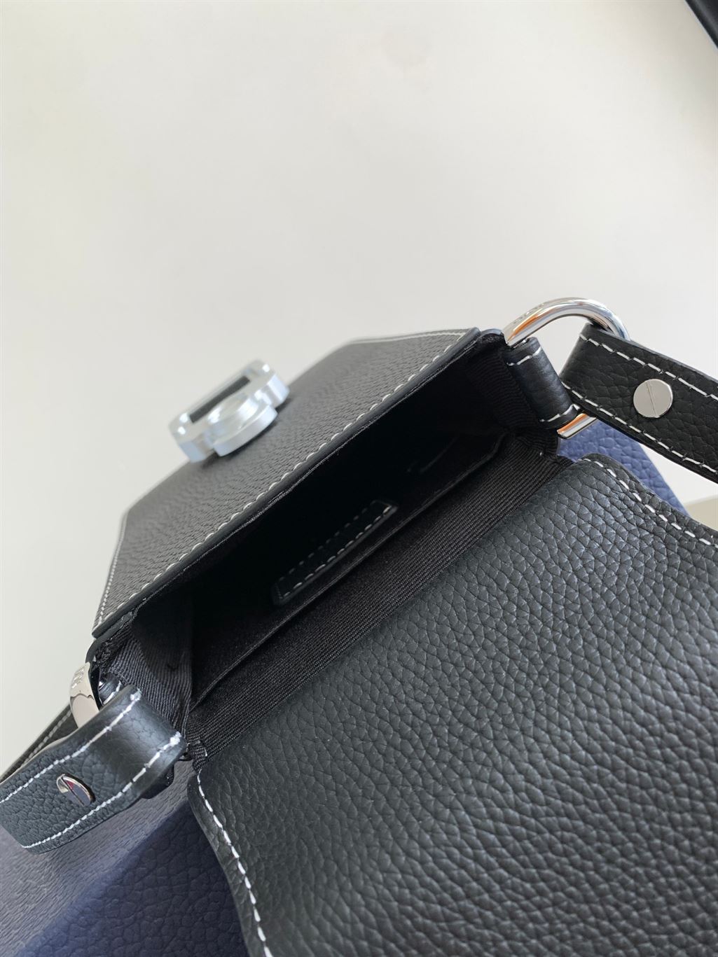 DIOR SADDLE VERTICAL POUCH WITH STRAP - DIO049