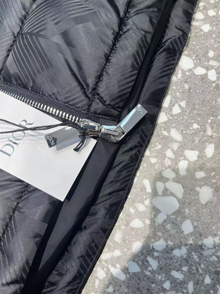 DIOR SLEEVELESS DOWN JACKET - DRC017