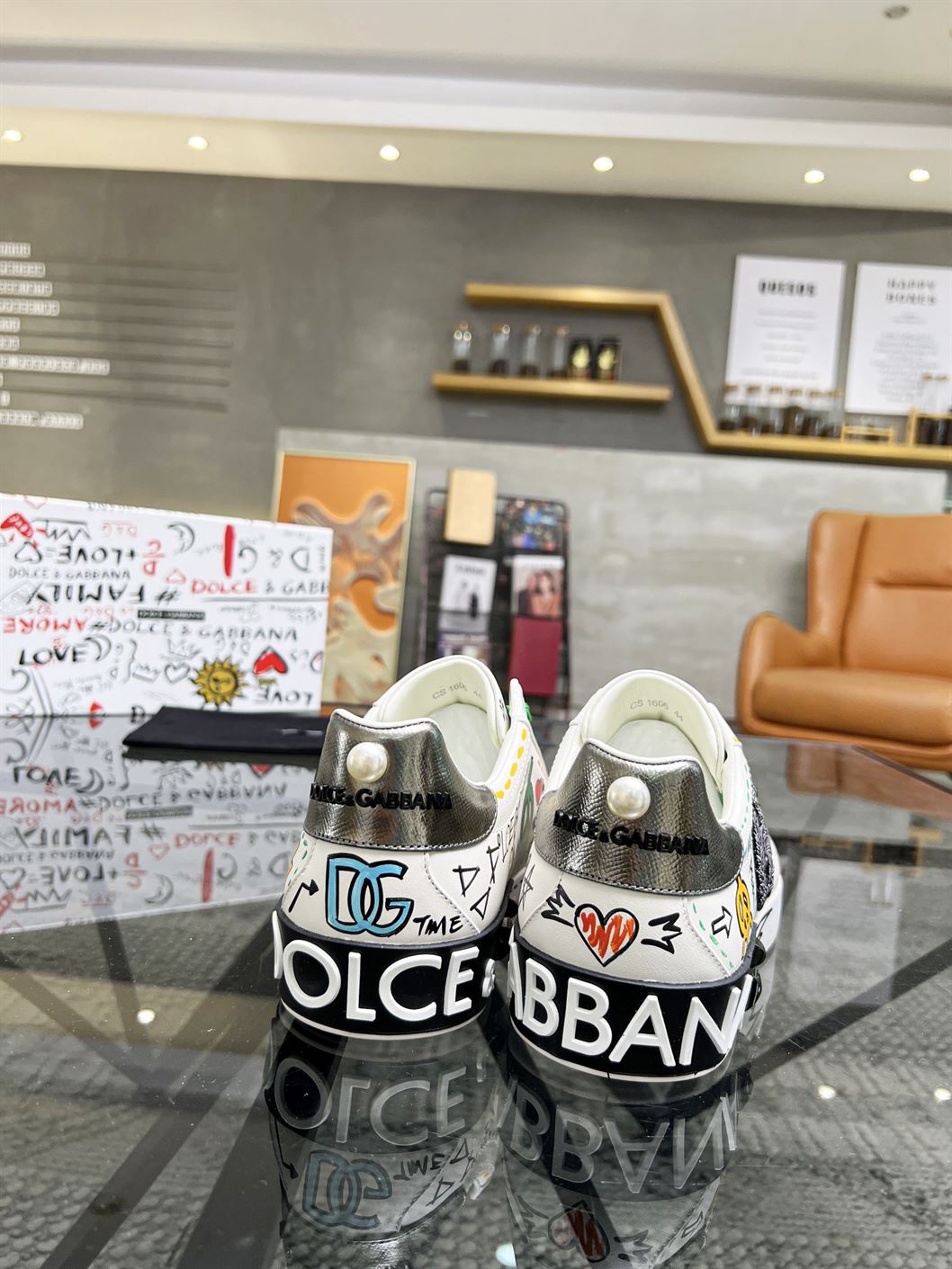 DOLCE & GABBANA GRAFFITI PRINT LOW-TOP SNEAKERS – DG023