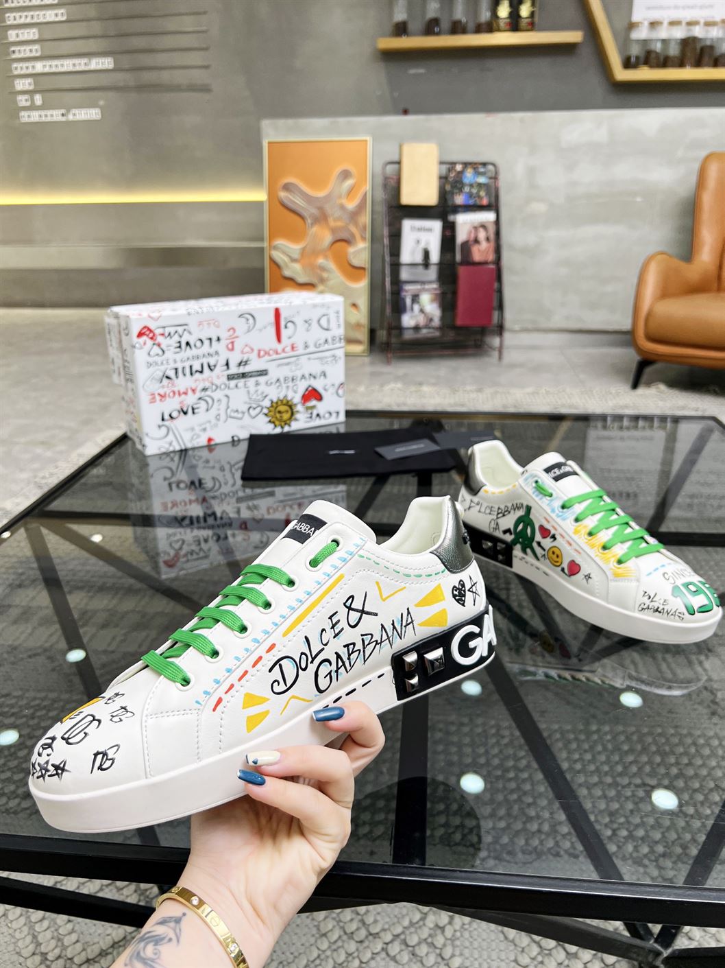 DOLCE & GABBANA GRAFFITI PRINT LOW-TOP SNEAKERS – DG023