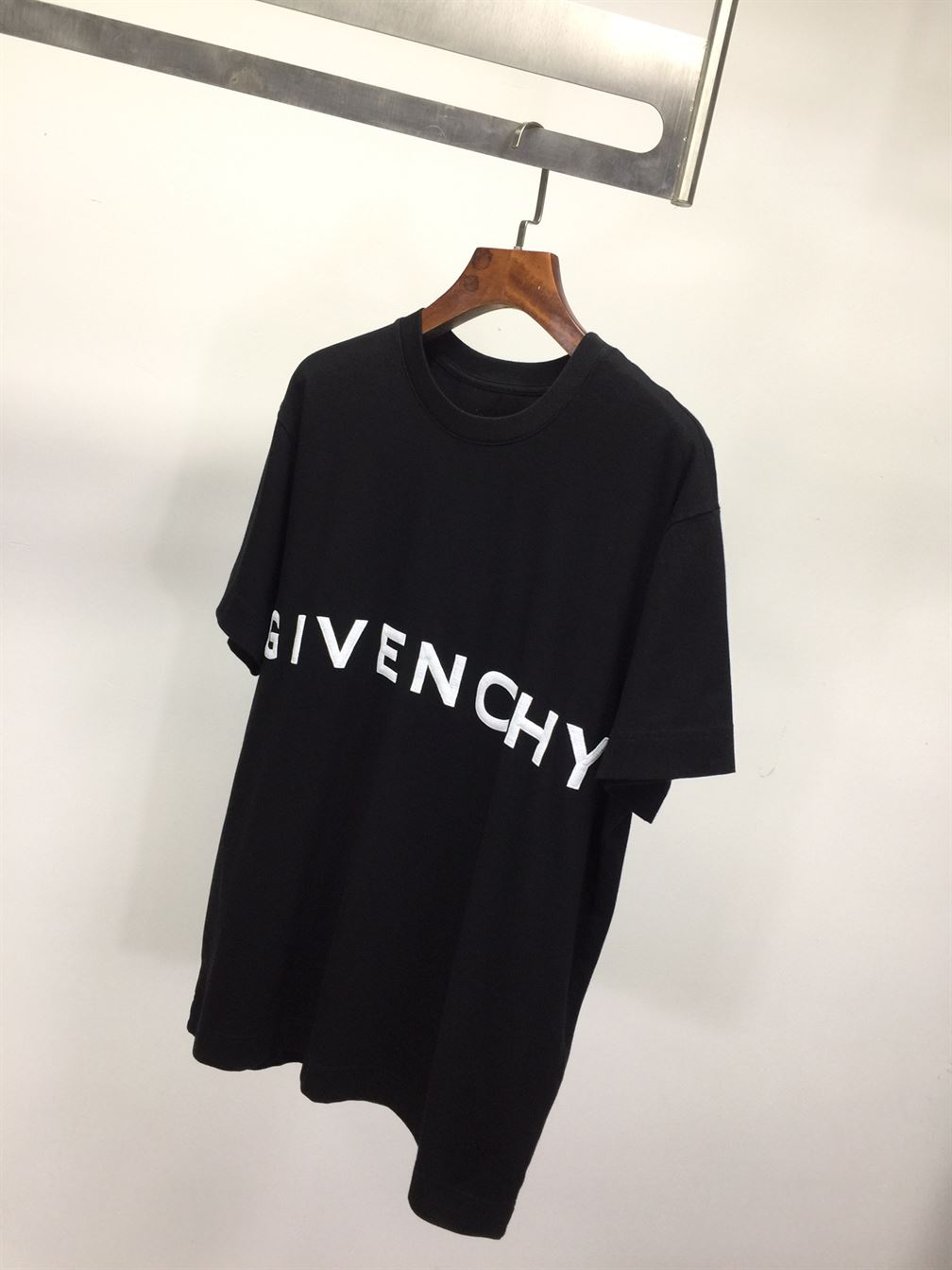 GIVENCHY 4G EMBROIDERED SLIM FIT T-SHIRT IN BLACK - GTS005