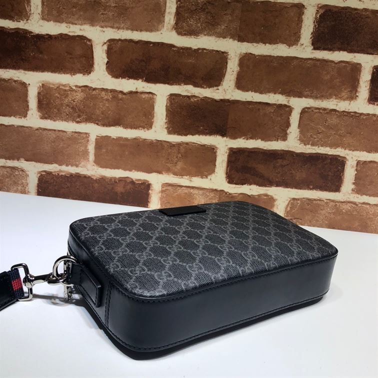 GUCCI GG SUPREME CLUTCH - BG029