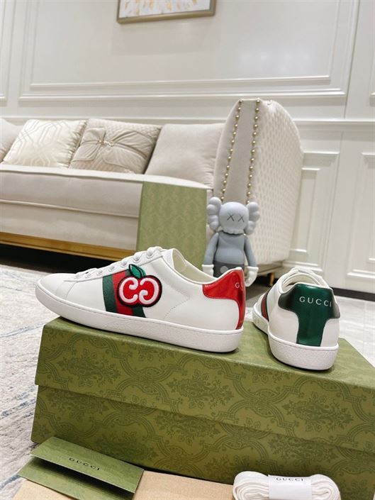 GUCCI INTERLOCKING G SNEAKERS - GCC094
