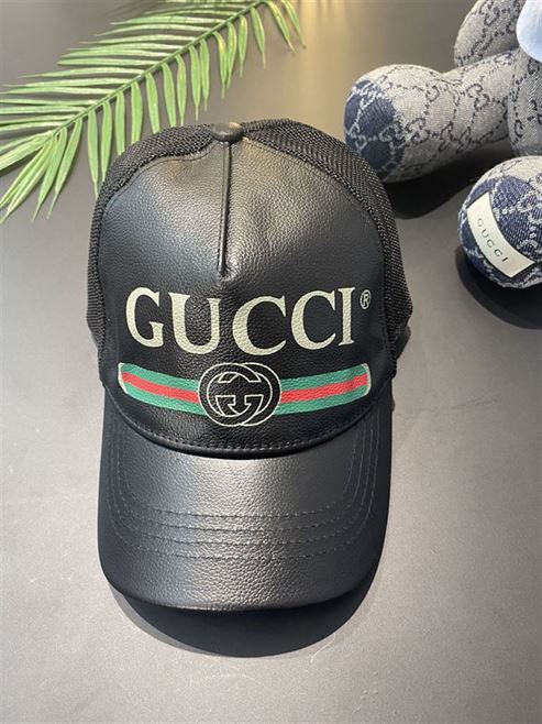 GUCCI LOGO LEATHER CAP IN BLACK