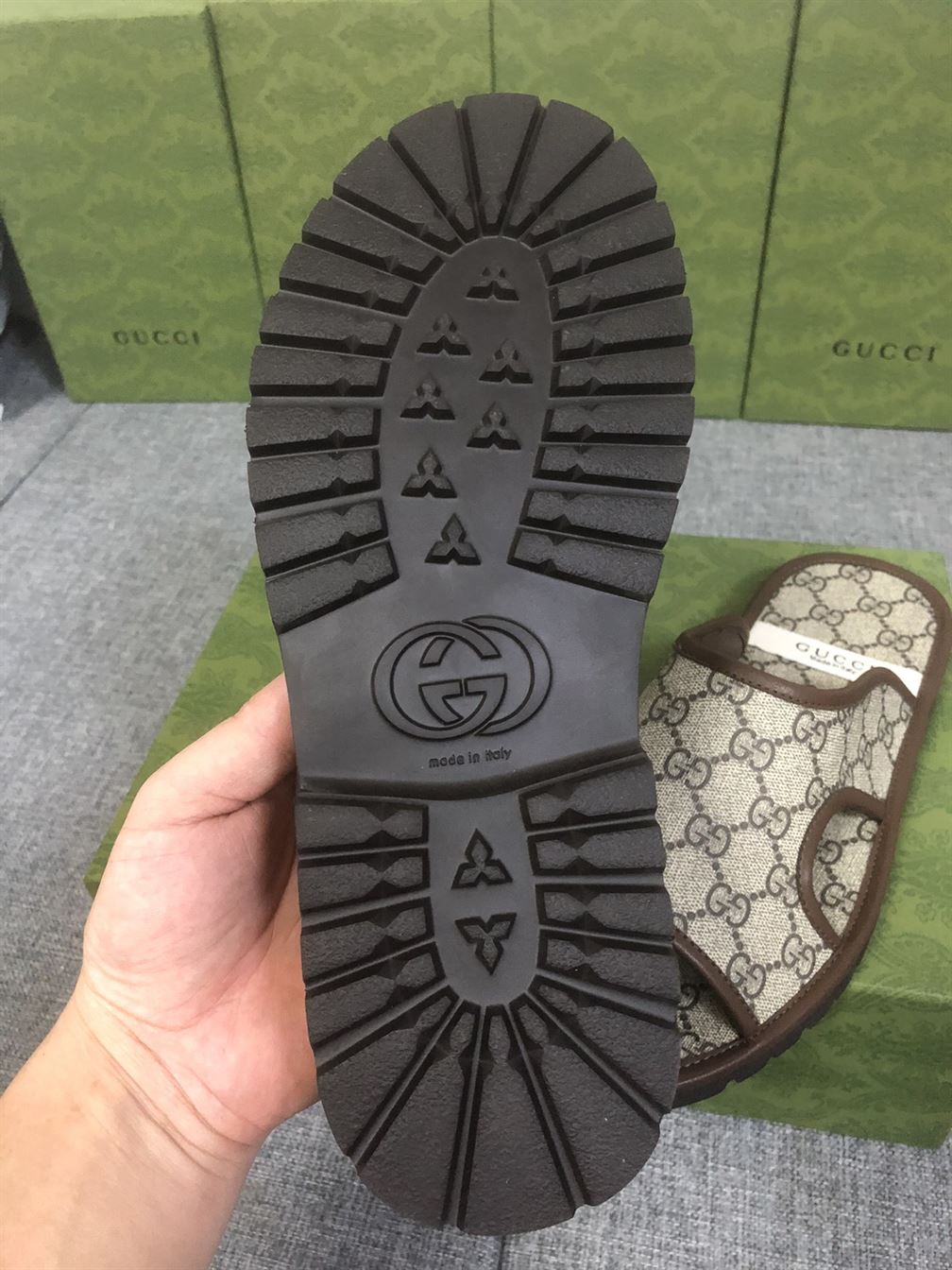 GUCCI MEN'S GG SUPREME SLIDE SANDAL - GSL033