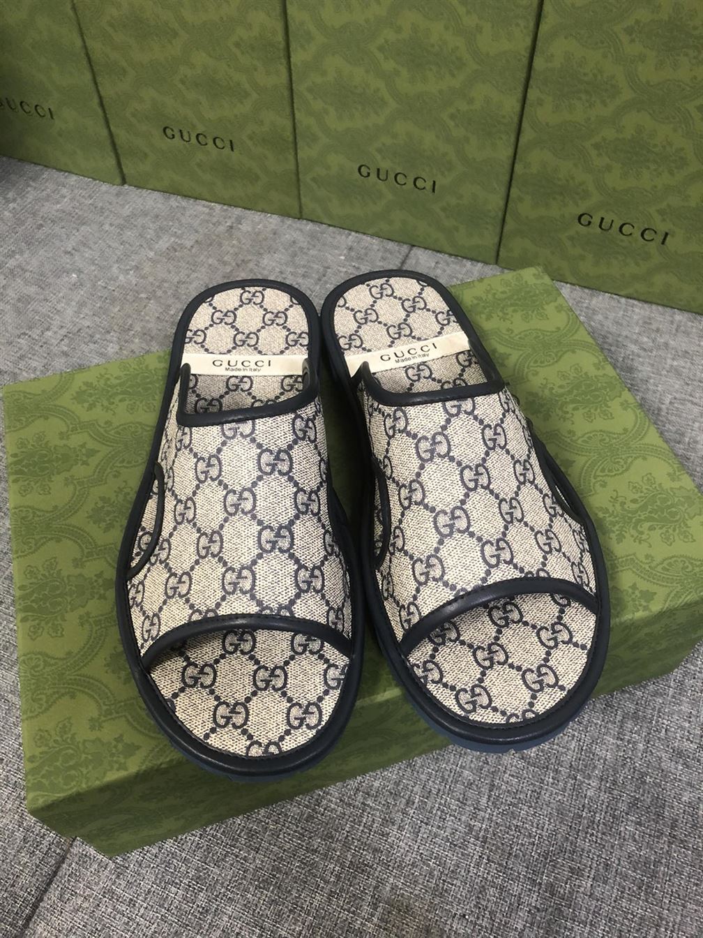 GUCCI MEN'S GG SUPREME SLIDE SANDAL - GSL034