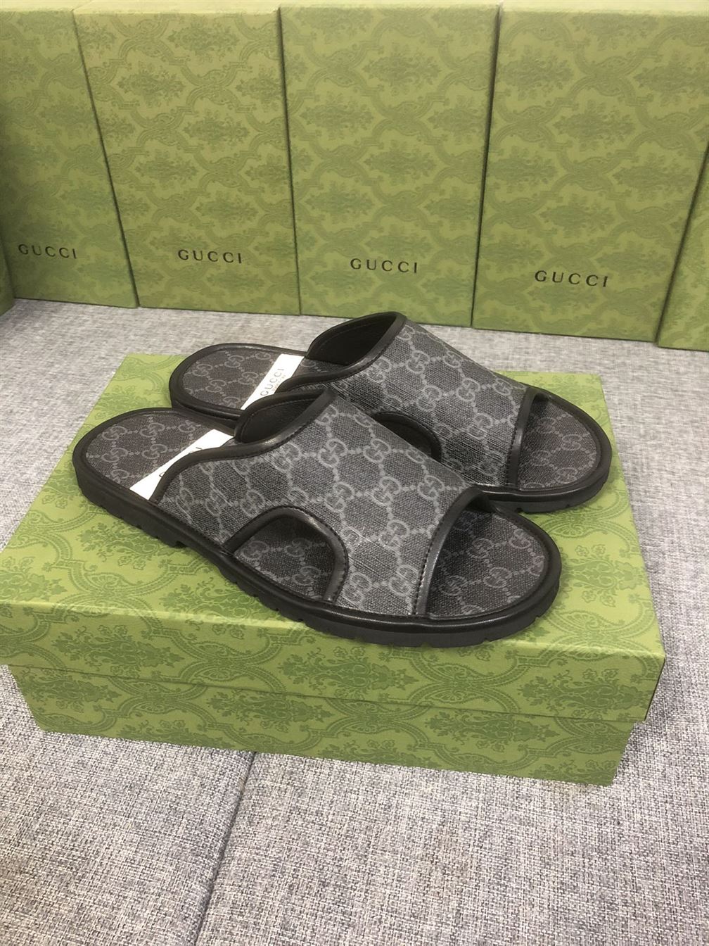 GUCCI MEN'S GG SUPREME SLIDE SANDAL - GSL035