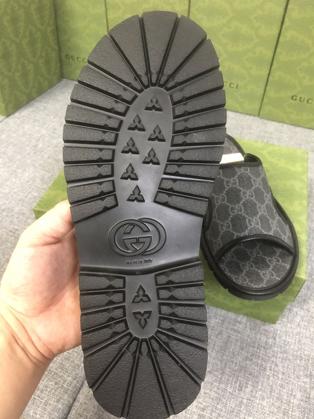 GUCCI MEN'S GG SUPREME SLIDE SANDAL - GSL035