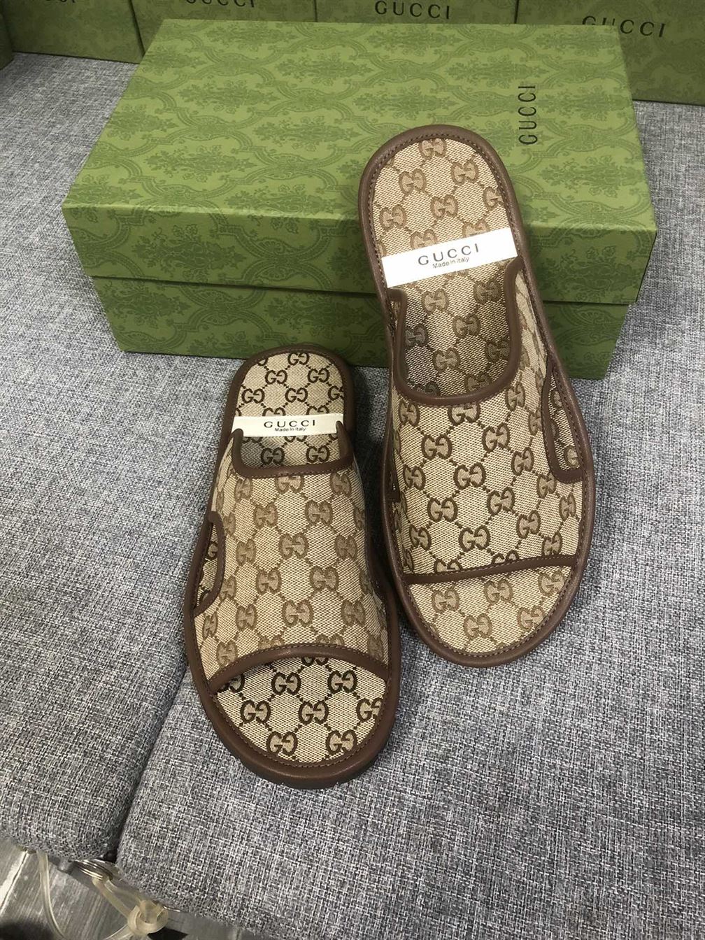 GUCCI MEN'S GG SUPREME SLIDE SANDAL - GSL036