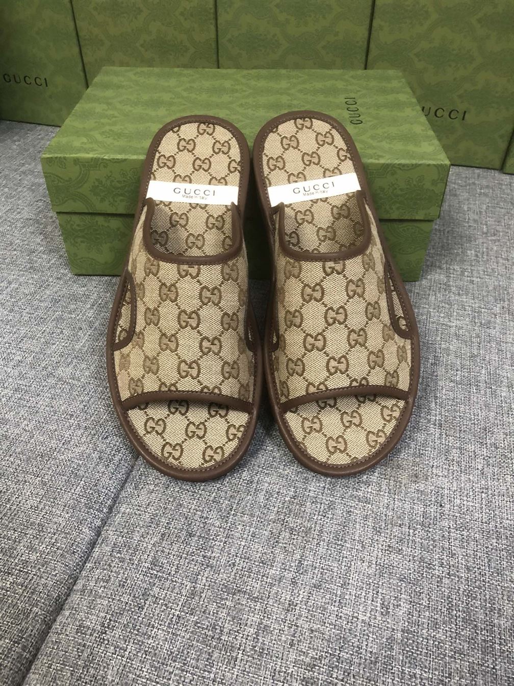 GUCCI MEN'S GG SUPREME SLIDE SANDAL - GSL036