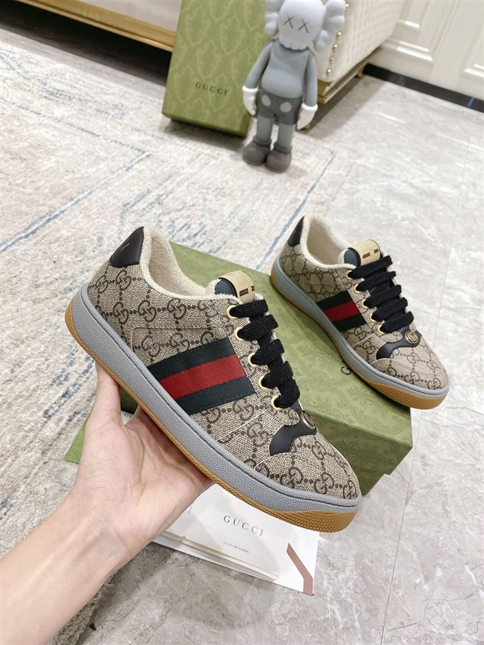GUCCI MEN'S SCREENER SNEAKER IN BEIGE AND EBONY GG SUPREME - GCC055