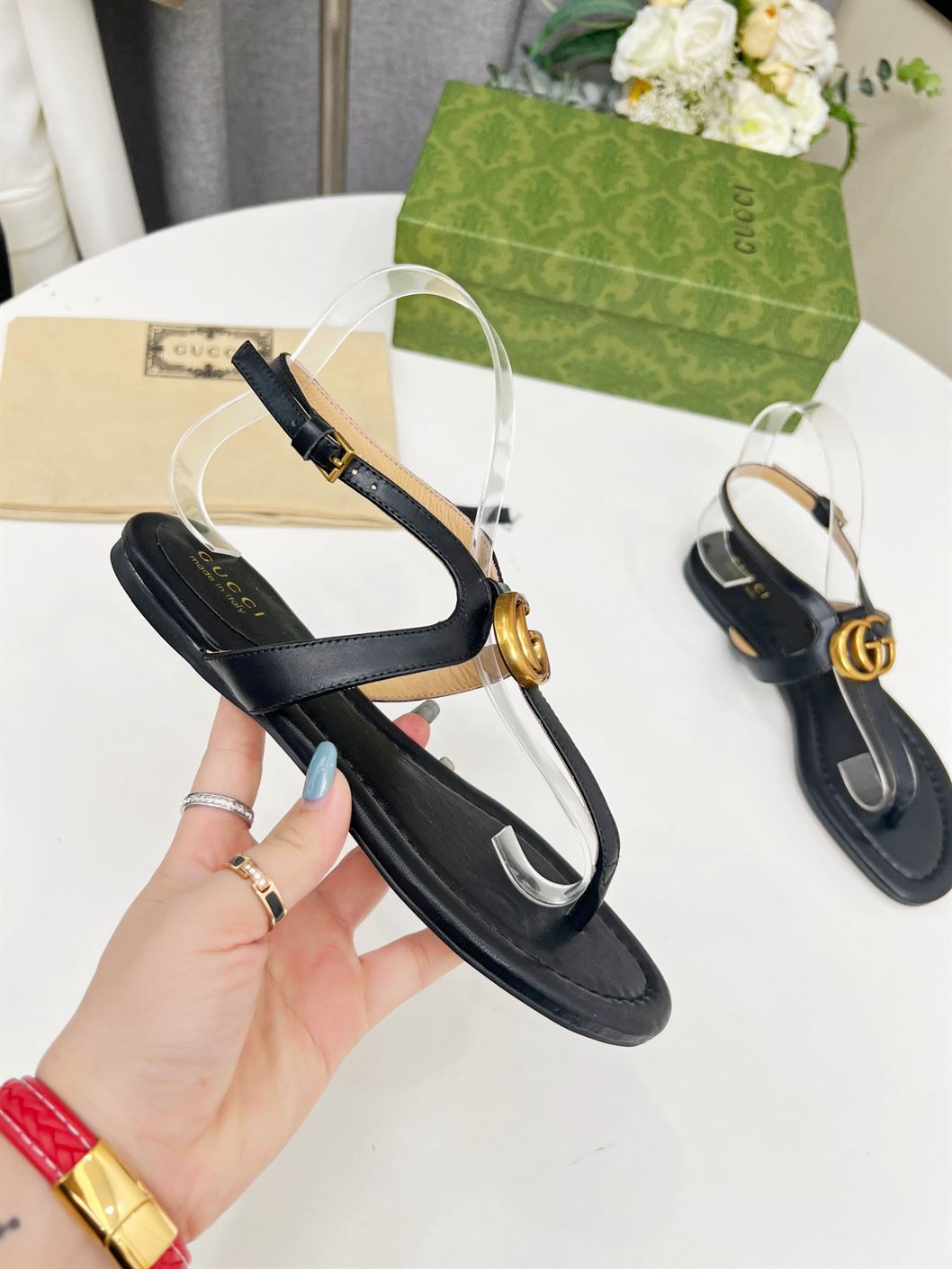 GUCCI WOMEN'S DOUBLE G THONG SANDAL BLACK LEATHER - GSL021