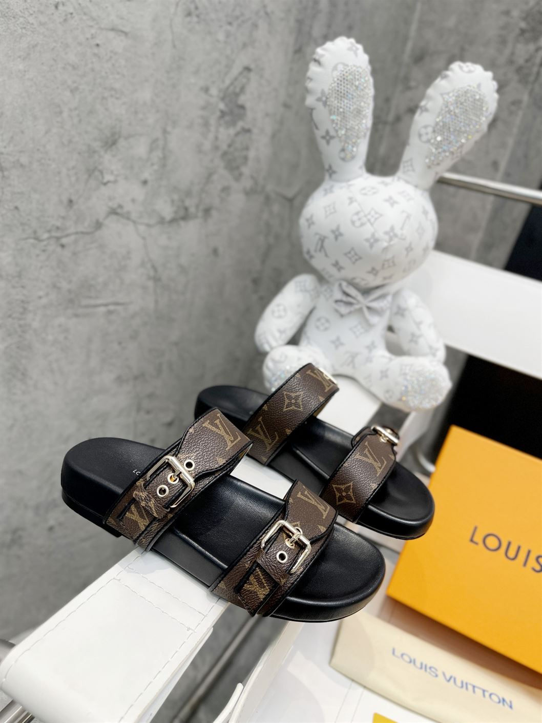 LOUIS VUITTON BOM DIA FLAT MULE - LVSD035