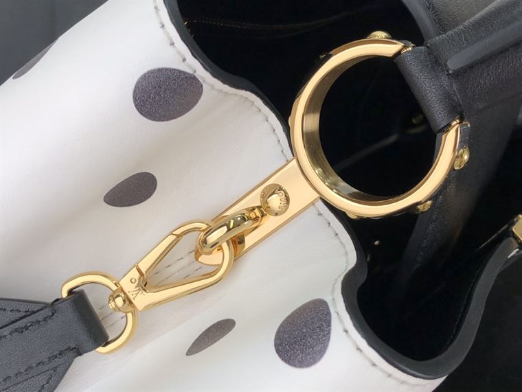 LOUIS VUITTON CAPUCINES MM White And Black
