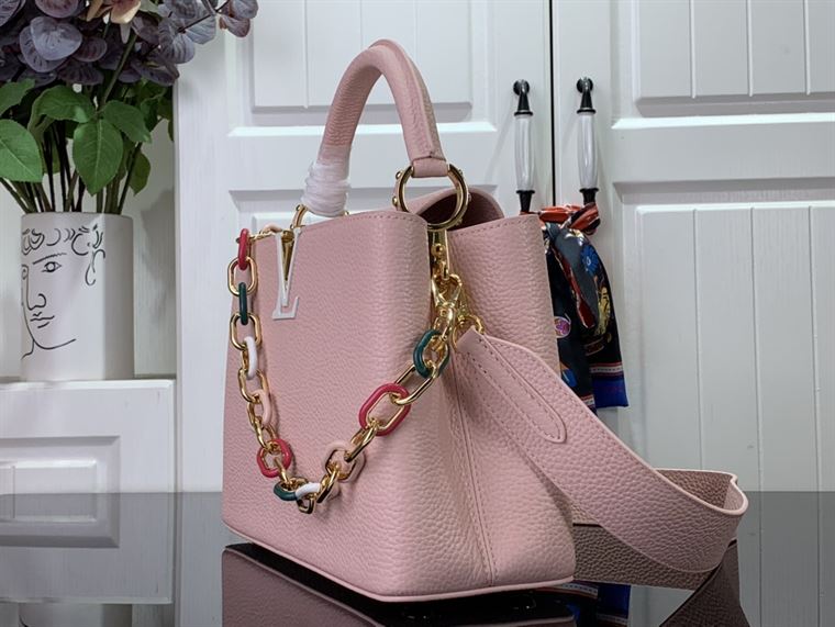 LOUIS VUITTON CAPUCINES MM Rose