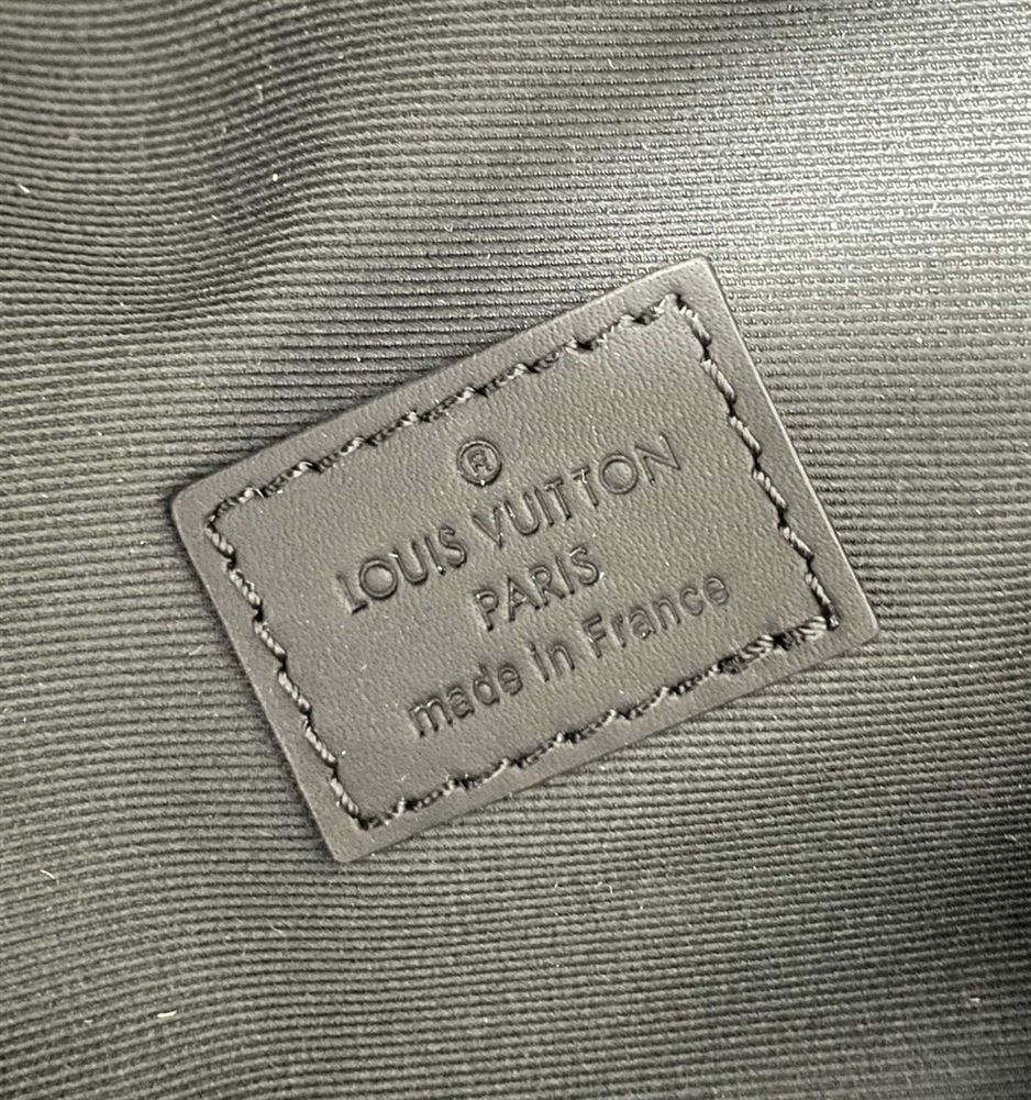 LOUIS VUITTON DISCOVERY BUMBAG - LVB017