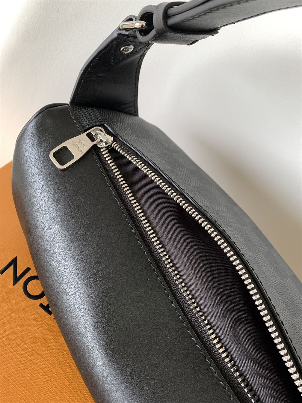 LOUIS VUITTON DISCOVERY BUMBAG DAMIER GRAPHITE - LVB065