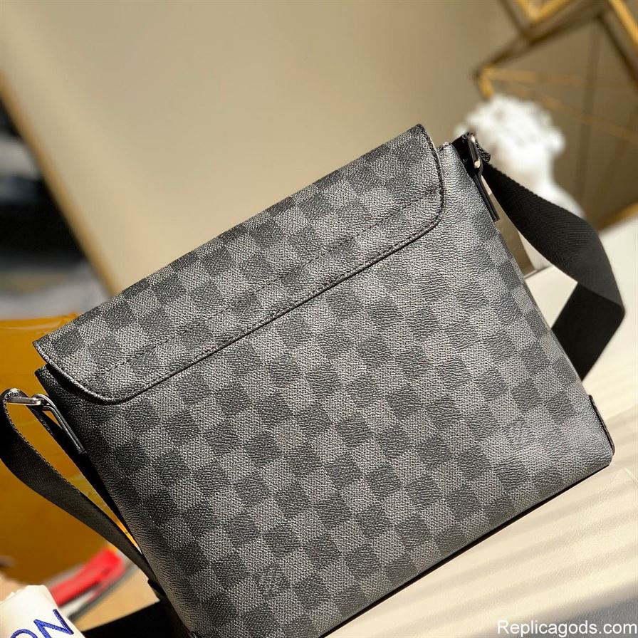 LOUIS VUITTON DISTRICT PM DAMIER GRAPHITE CANVAS - LVB004