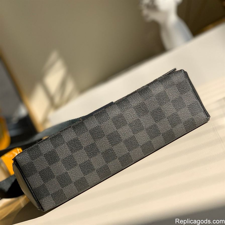LOUIS VUITTON DISTRICT PM DAMIER GRAPHITE CANVAS - LVB004
