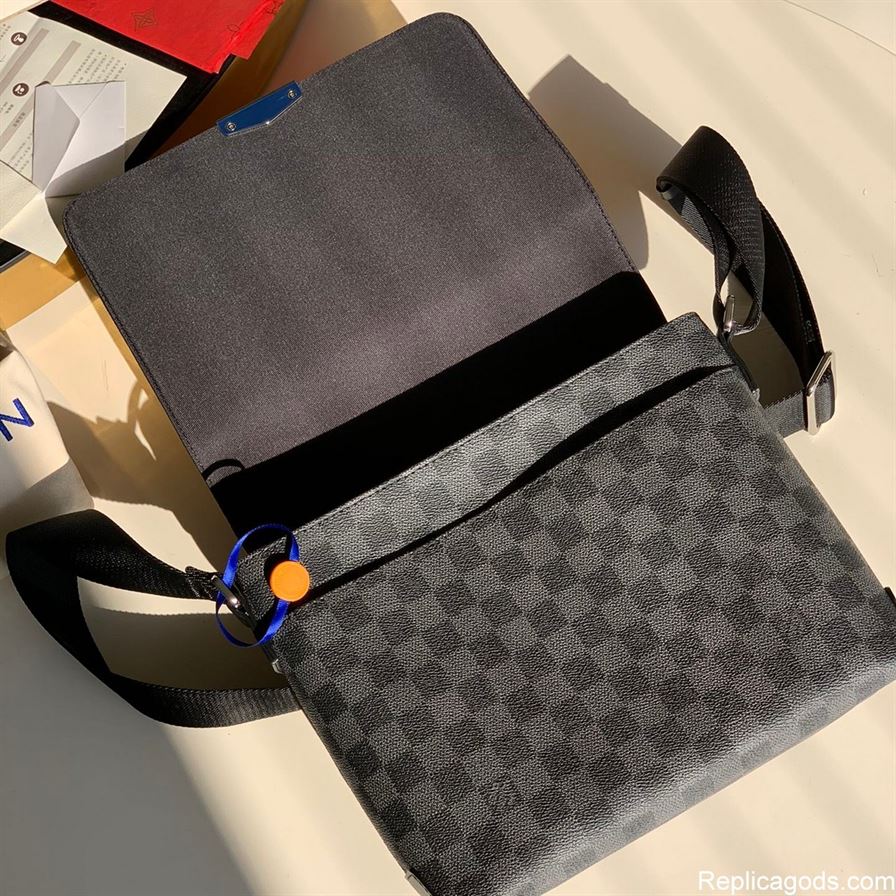 LOUIS VUITTON DISTRICT PM DAMIER GRAPHITE CANVAS - LVB004