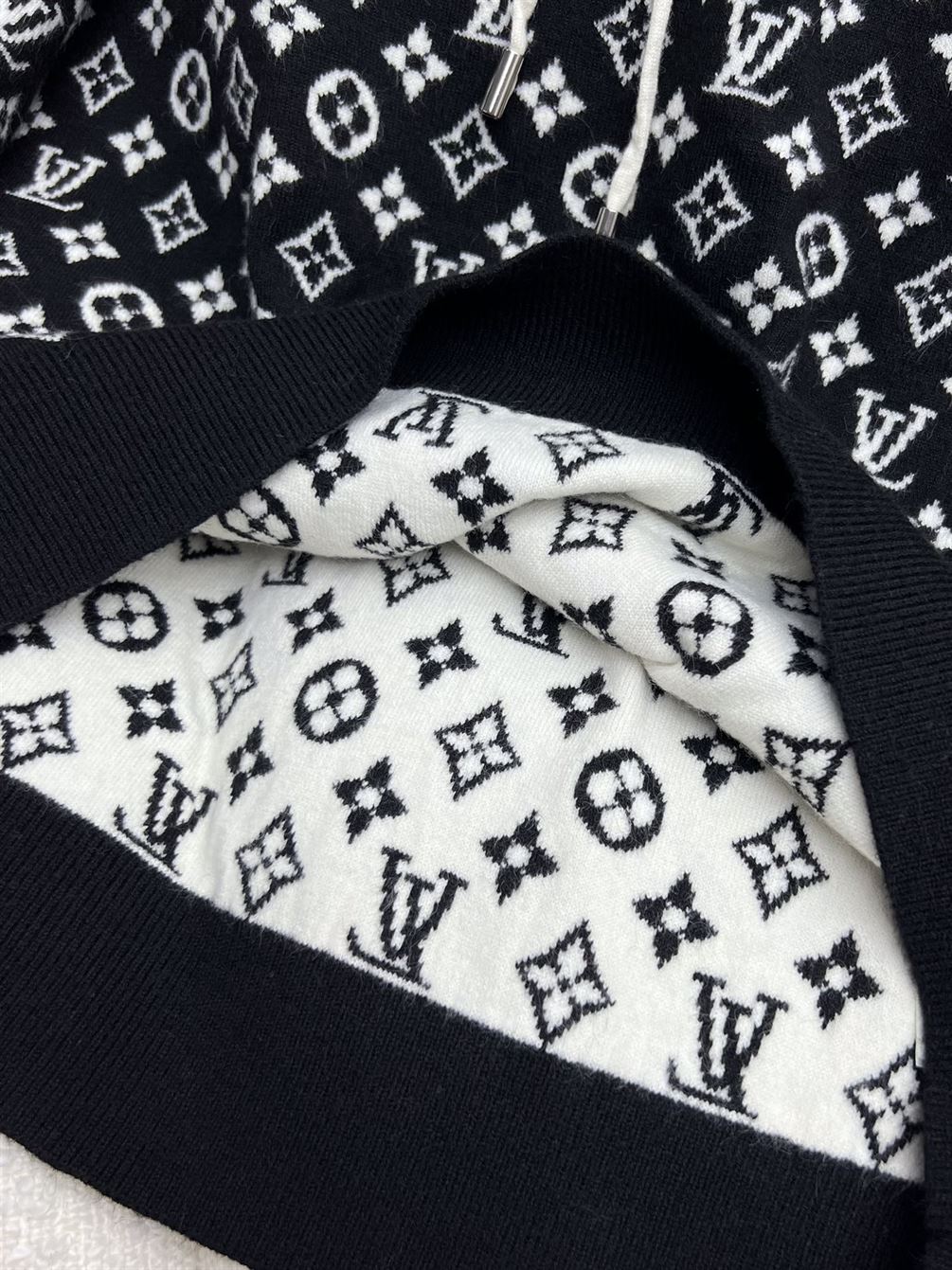 LOUIS VUITTON HOODIE - LVH022