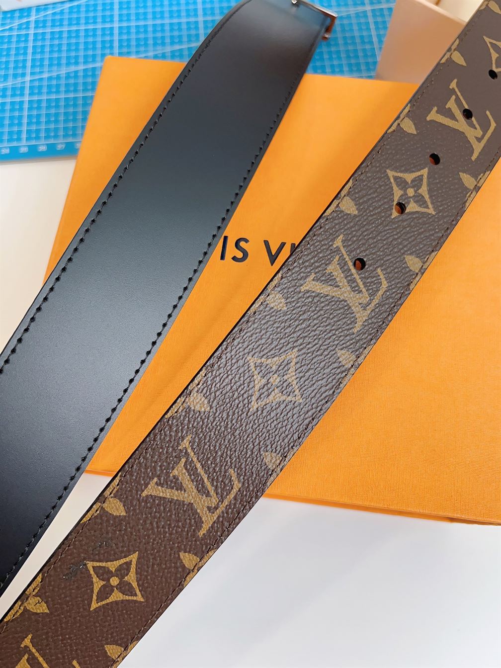 LOUIS VUITTON LV INITIALES 40MM REVERSIBLE BELT - LBE028