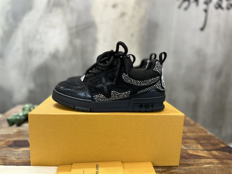LOUIS VUITTON SNEAKER - LVS078