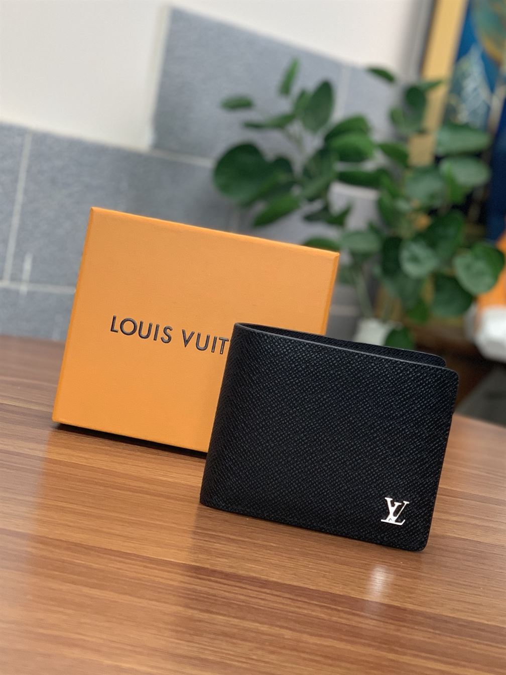 LOUIS VUITTON MEN'S BLACK LEATHER WALLET