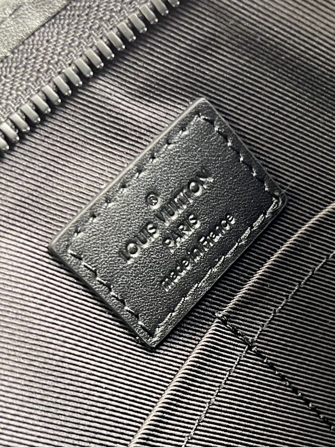 LOUIS VUITTON MESSENGER VOYAGE BLACK AEROGRAM COWHIDE LEATHER - LVB003