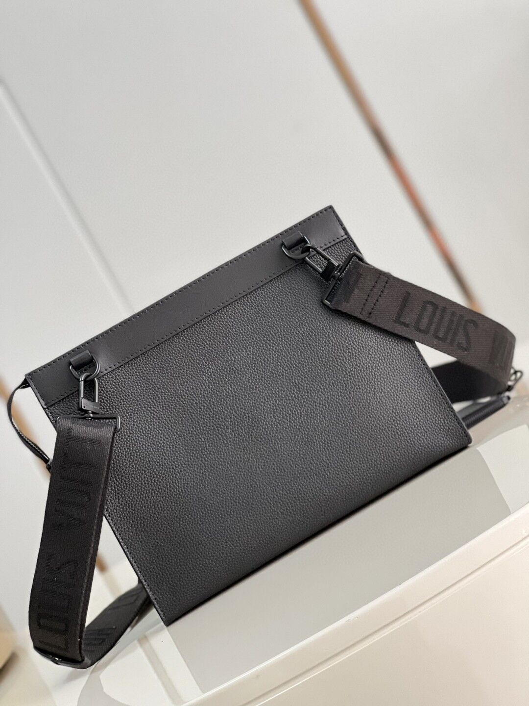 LOUIS VUITTON MESSENGER VOYAGE BLACK AEROGRAM COWHIDE LEATHER - LVB003