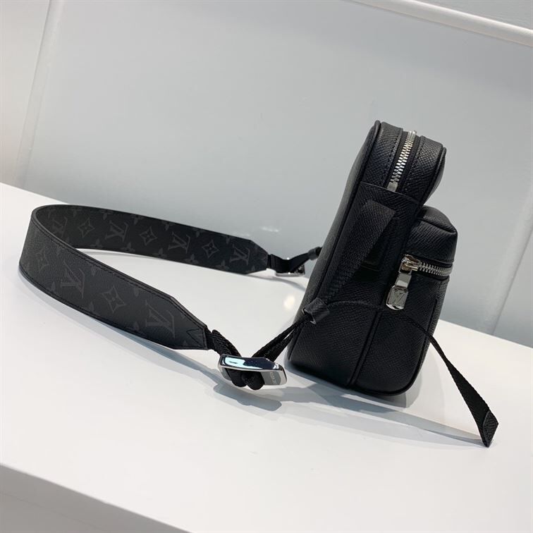 LOUIS VUITTON OUTDOOR MESSENGER - LVB018