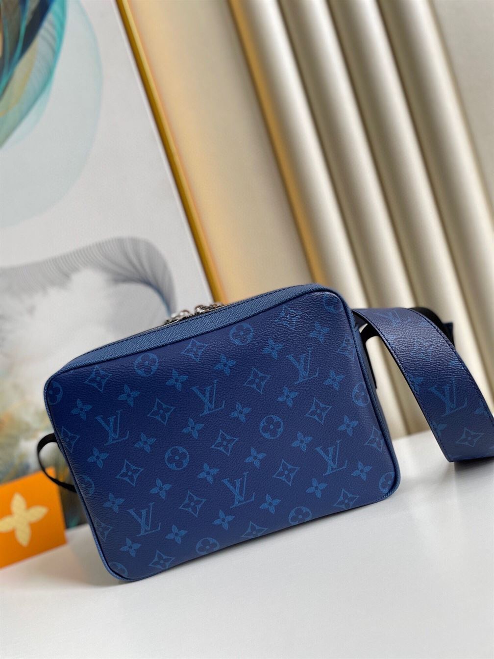 LOUIS VUITTON OUTDOOR MESSENGER - LVB019