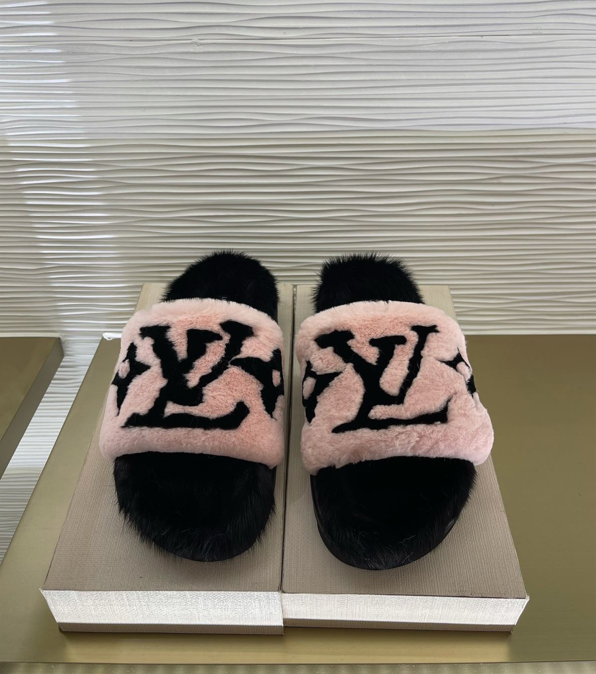 LOUIS VUITTON POOL PILLOW COMFORT MULES - LVSD054