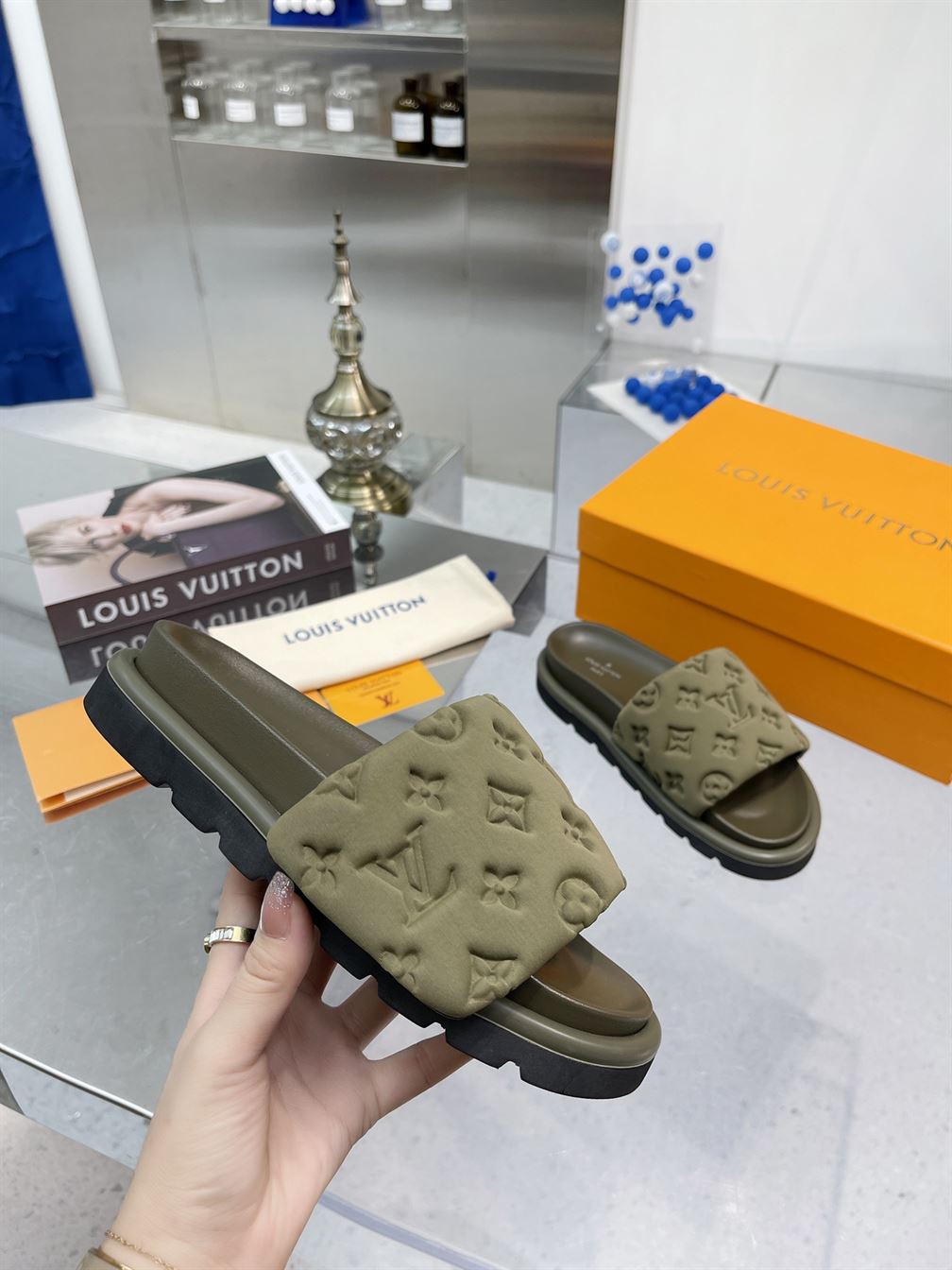 LOUIS VUITTON POOL PILLOW FLAT COMFORT MULE - LVSD055