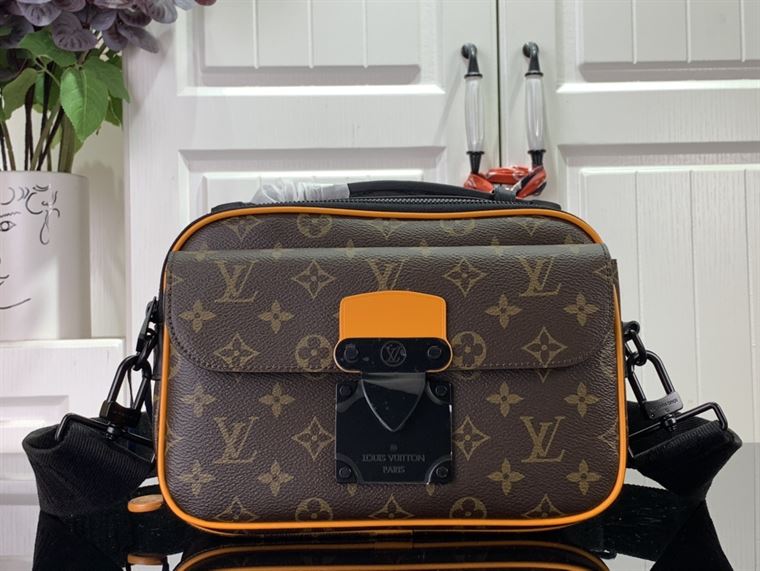 LOUIS VUITTON S LOCK MESSENGER MONOGRAM MACASSAR - LVB056
