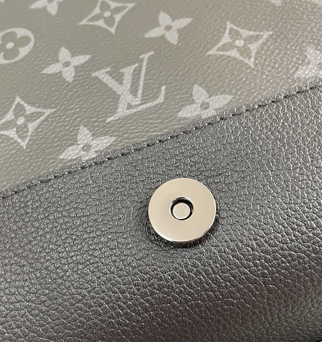 LOUIS VUITTON SAUMUR MESSENGER MONOGRAM ECLIPSE CANVAS - LVB067