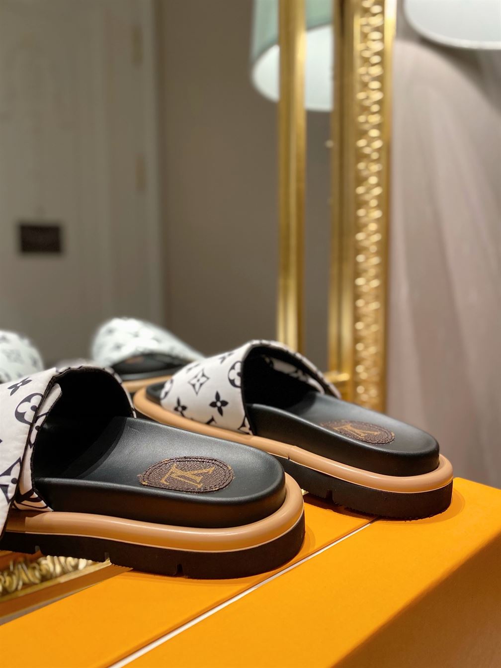 LOUIS VUITTON SLIDES - LVSD008