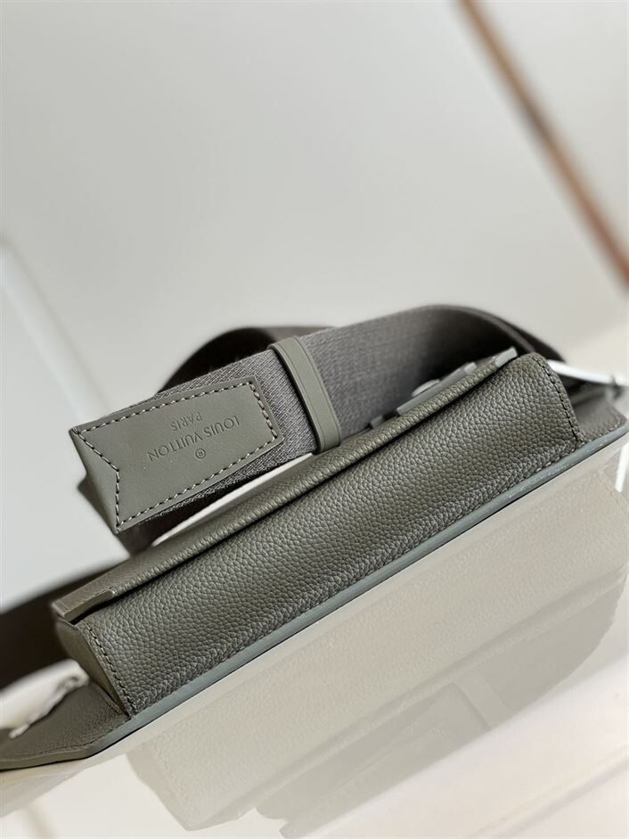 LOUIS VUITTON TAKEOFF SLING AEROGRAM - LVB035