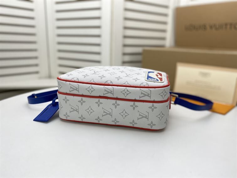 LOUIS VUITTON X NBA NIL MESSENGER ANTARTICA - LVB020