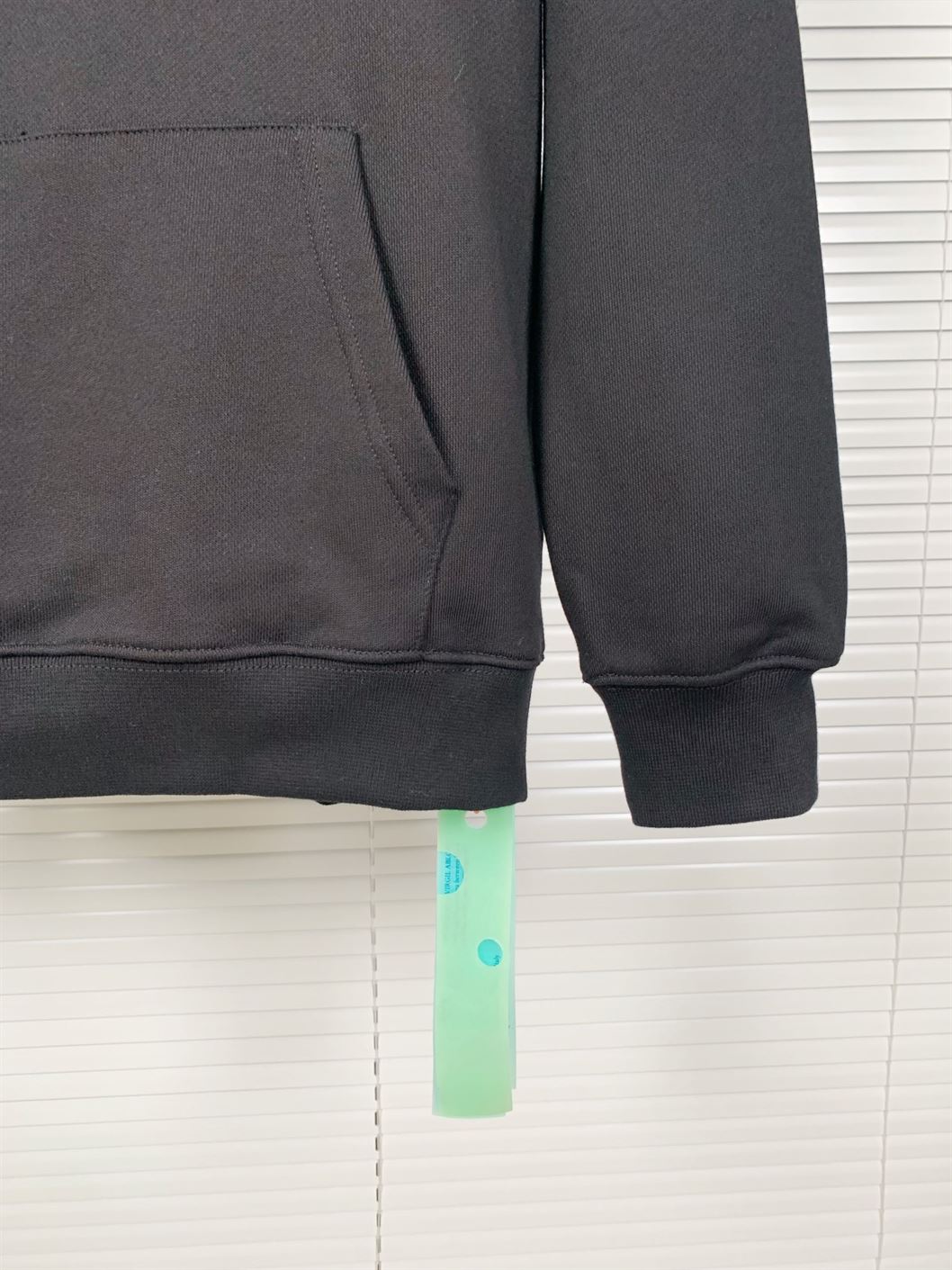 OFF-WHITE ARROW CARAVAGGIO MERCY SKATE HOODIE BLACK PURPLE - OS014