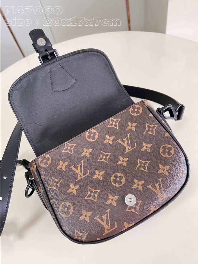 Louis Vuitton Montsouris Messenger PM Noir Bag